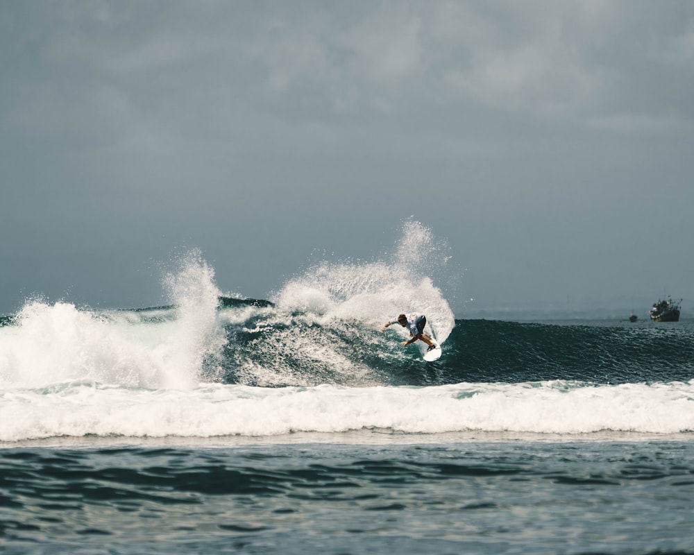 Persona desconocida surfeando