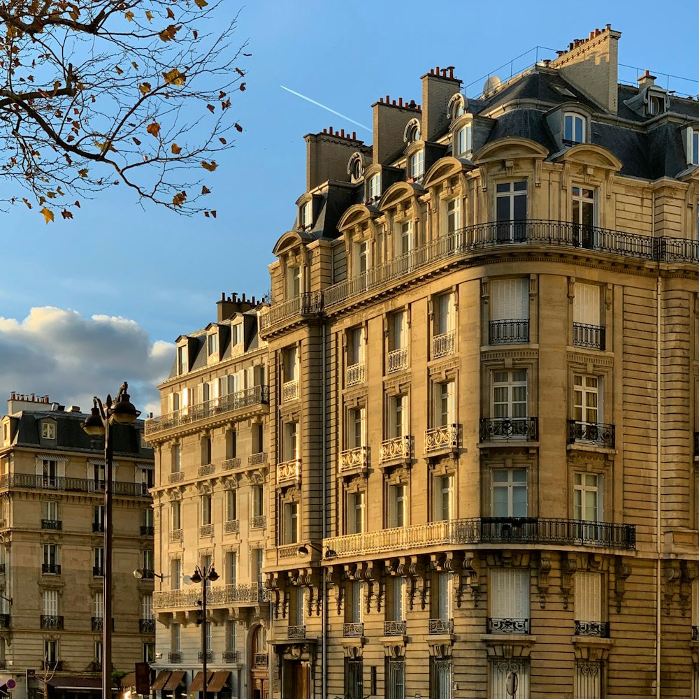 bâtiment brun et noir