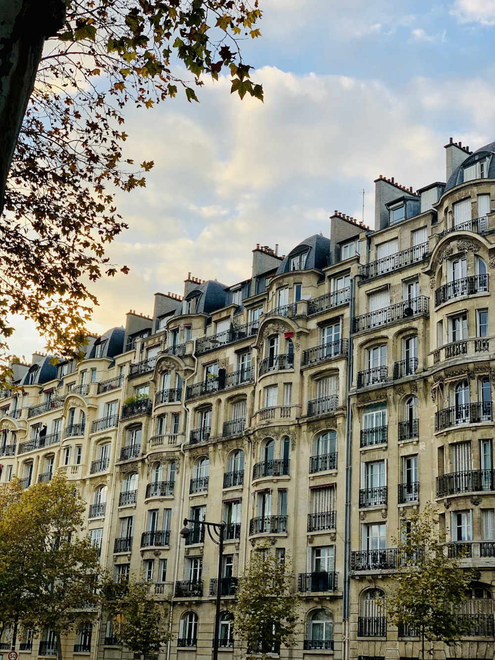 Edificio de hormigón beige