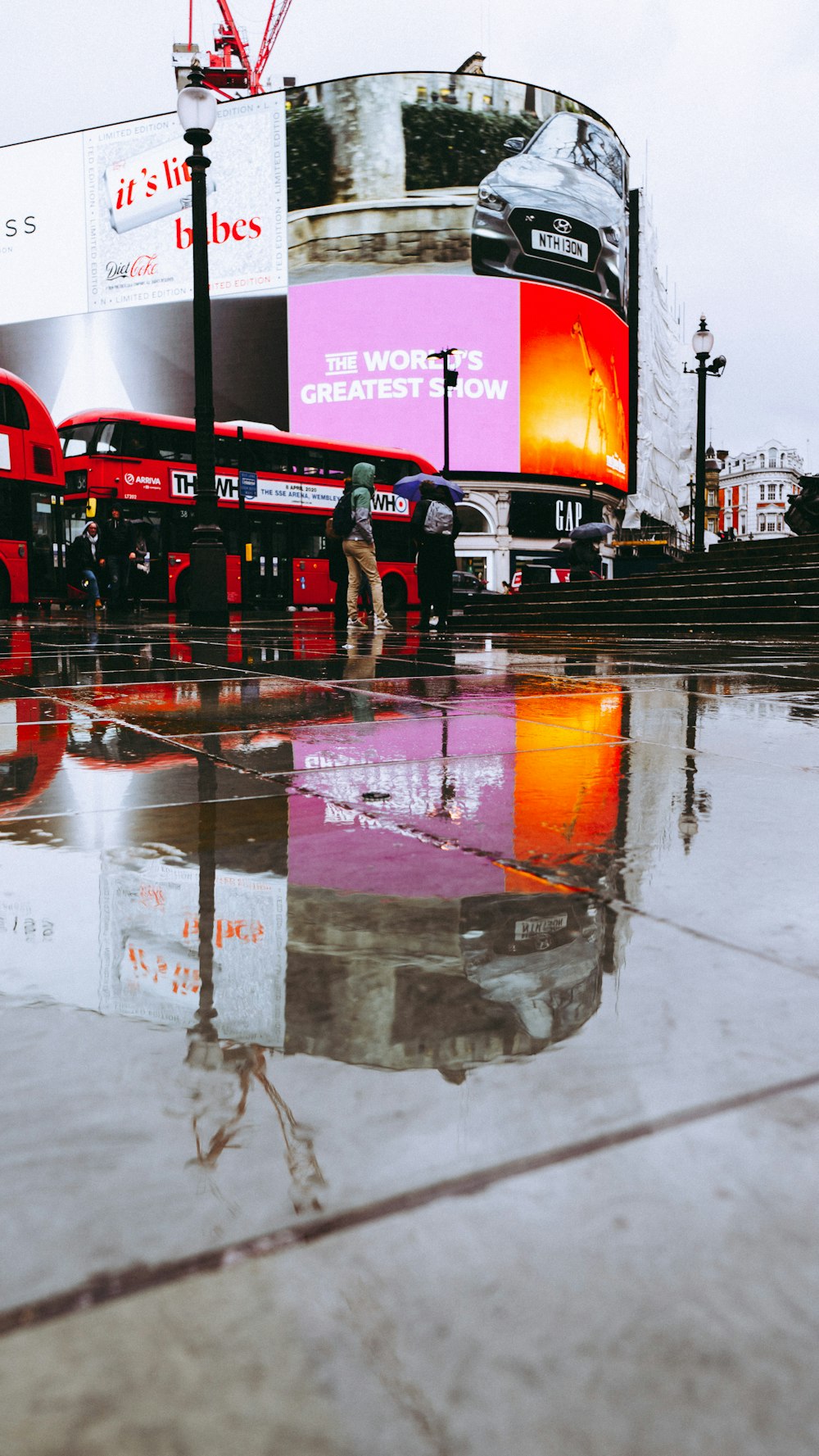 Un par de autobuses rojos de dos pisos estacionados uno al lado del otro