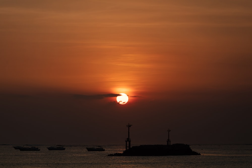 Boote auf dem Meer bei Sonnenuntergang