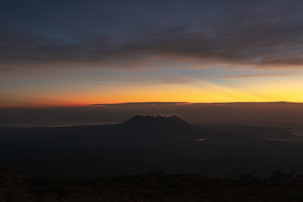 Silhouette des Berges während der goldenen Stunde