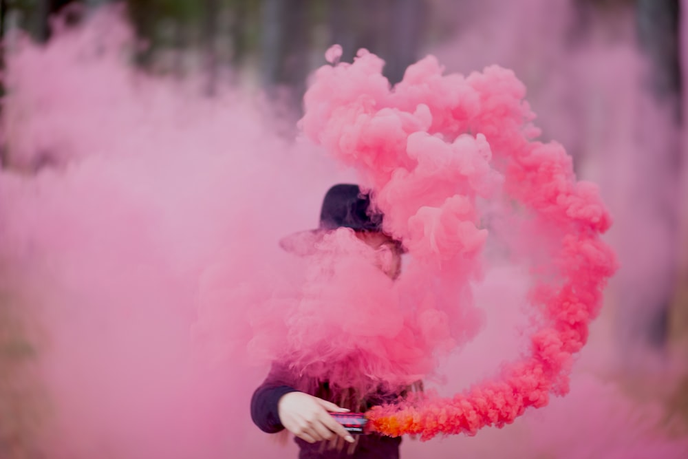 femme tenant un fumeur rose