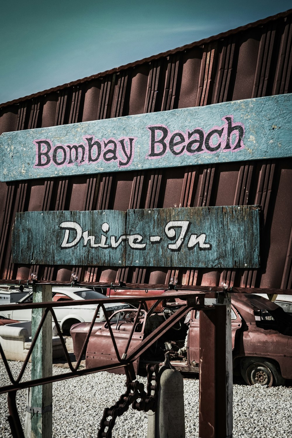 Beschilderung am Strand von Bombay