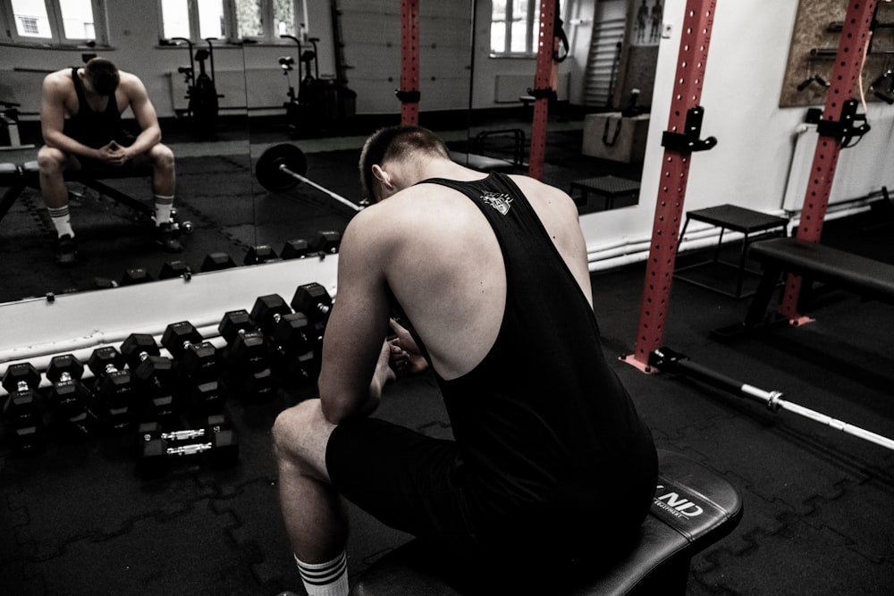 Hombre sentado en el gimnasio