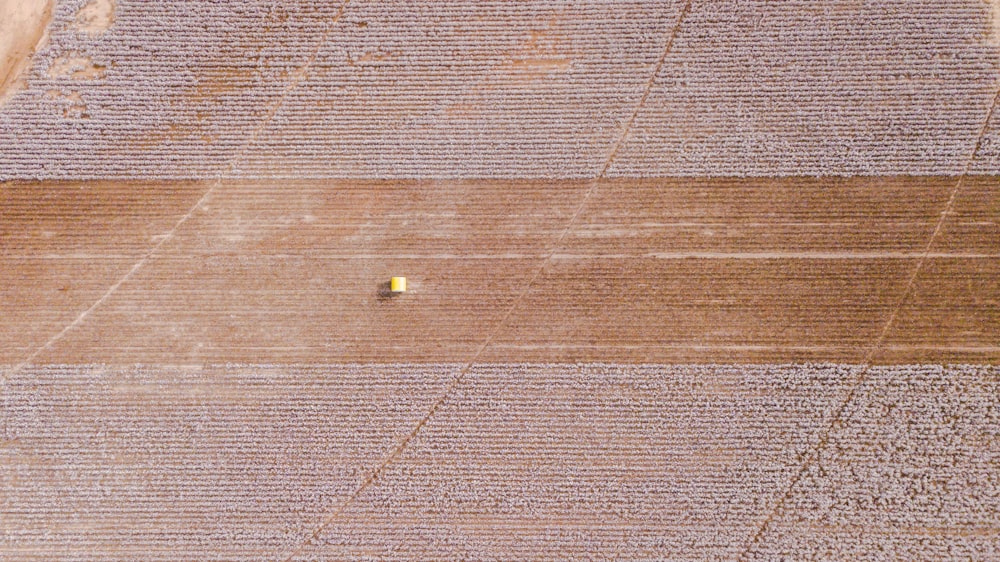 une vue aérienne d’un champ avec une boule jaune au milieu