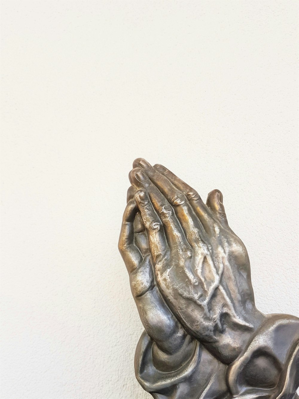 gray praying hand statue