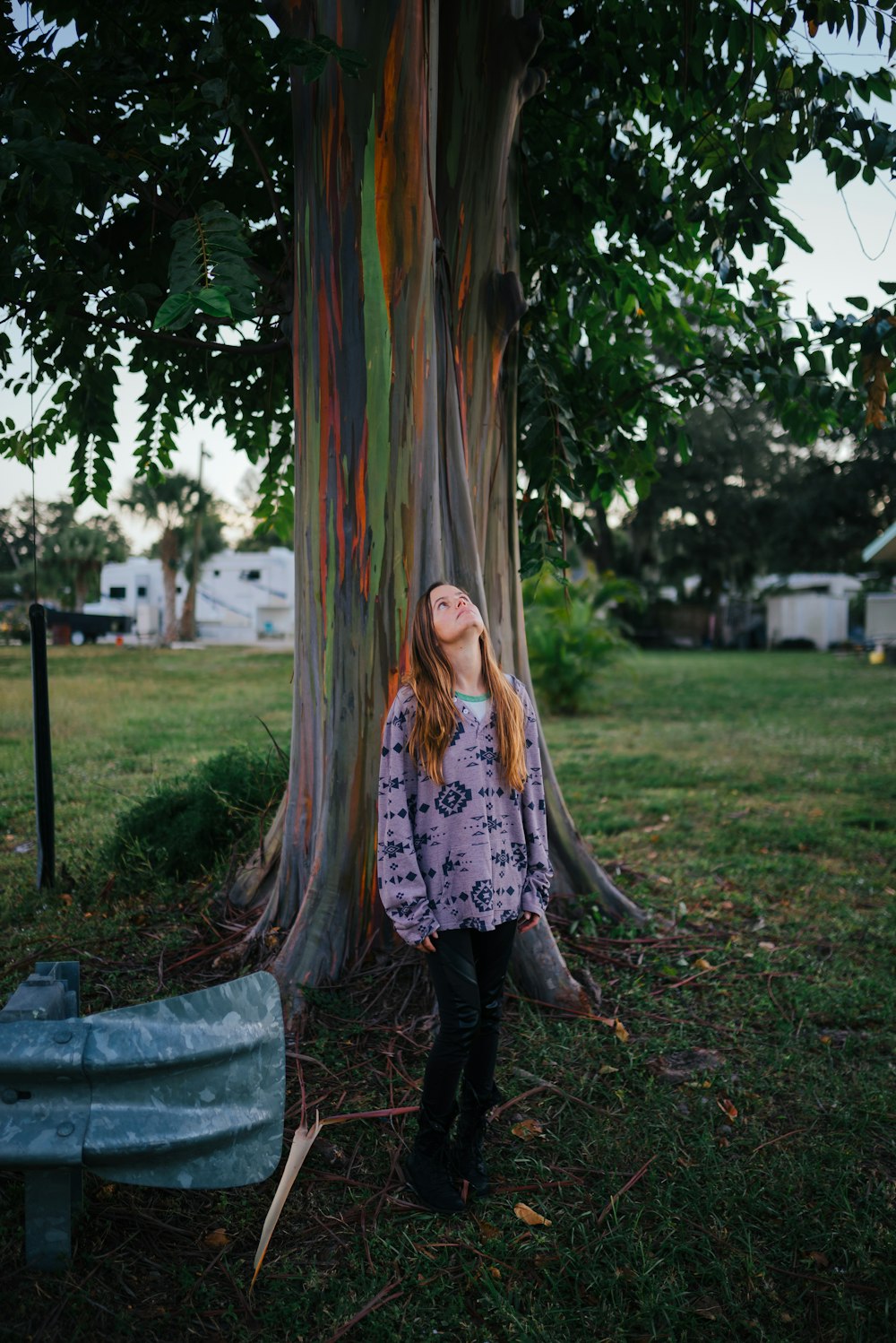 Frau, die tagsüber neben einem Baum steht