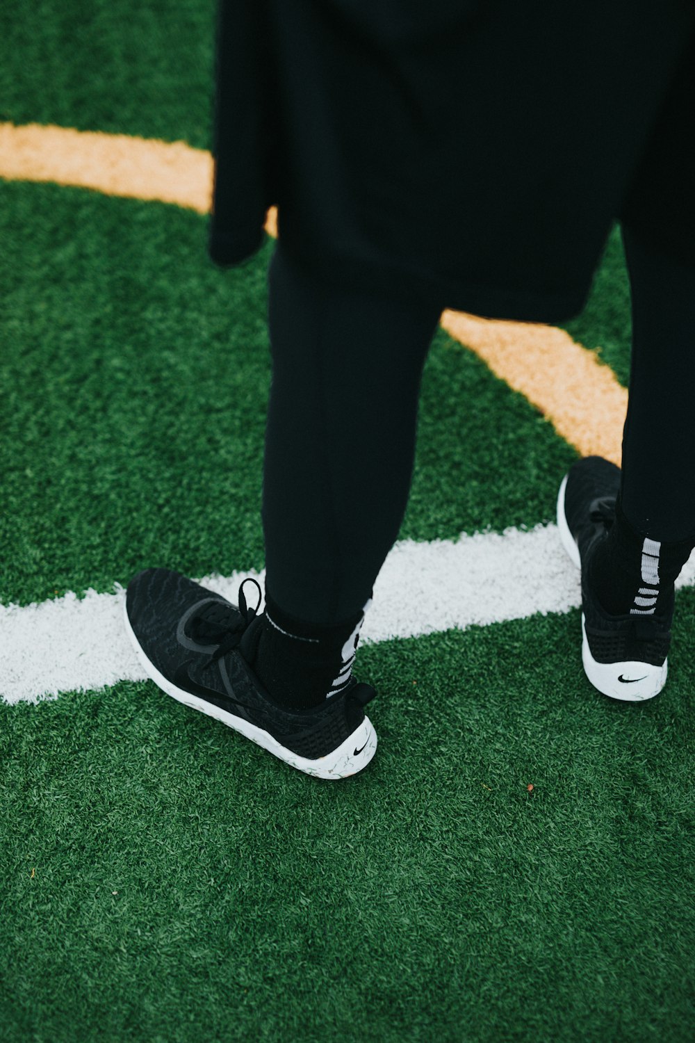Foto de persona con zapatillas Nike negras – Imagen gratuita Negro en  Unsplash