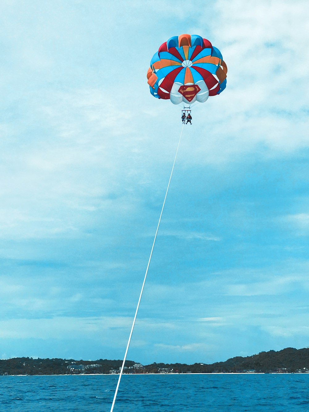 pessoas parasailing