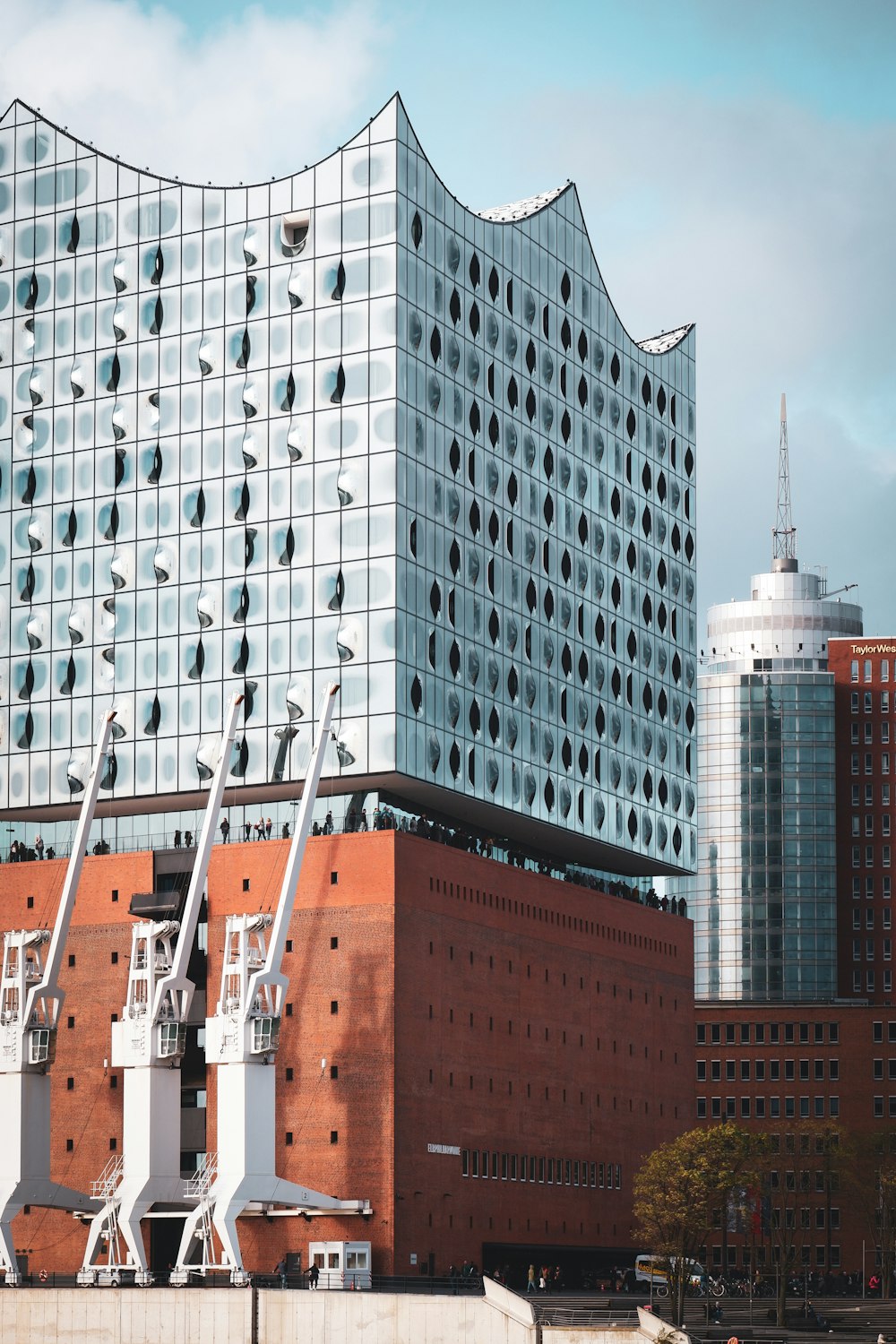 edificio in cemento rosso e bianco sotto il cielo blu