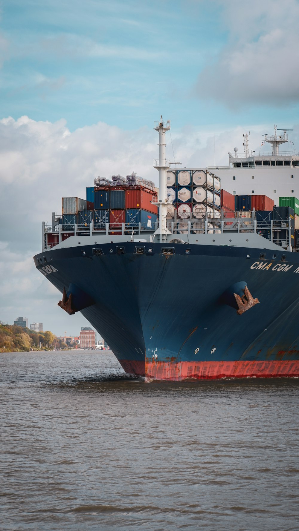 Bateau bleu et rouge pendant la journée