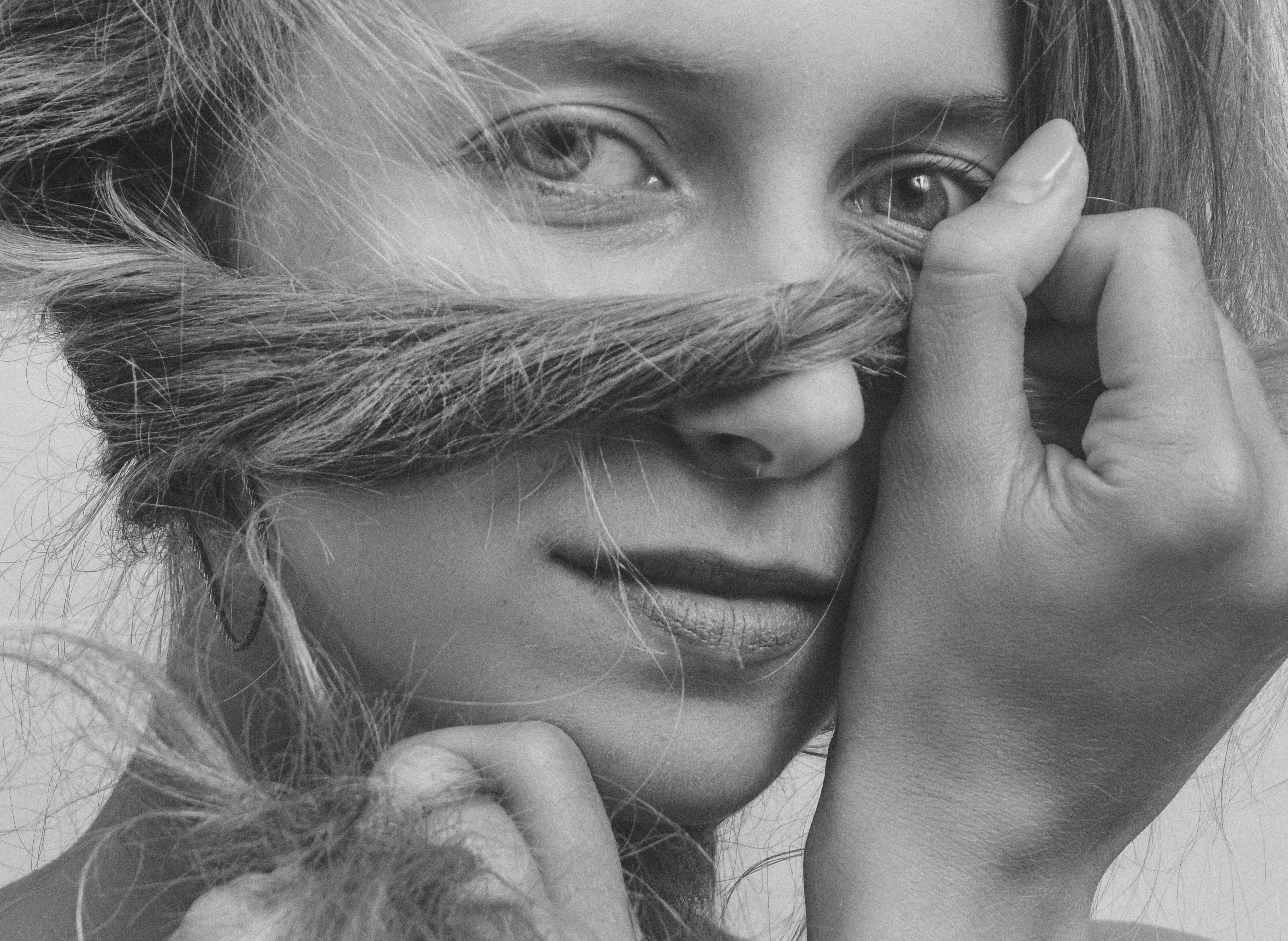 Una foto en blanco y negro de la cara de una mujer foto – Imagen de Foto  gratuita en Unsplash, image size:3000x2191