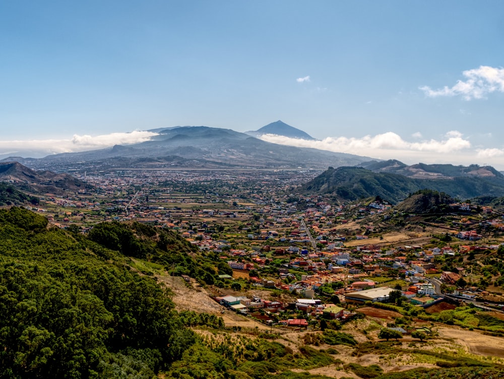 Photographie aérienne de la ville près de la montagne