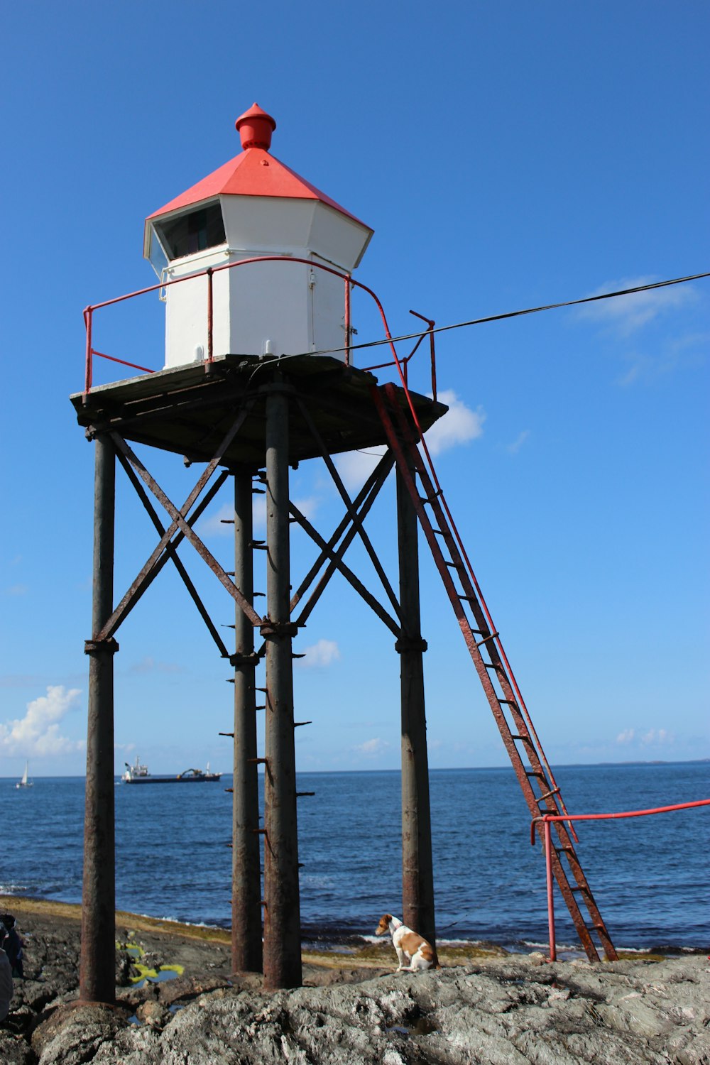 Weißer und roter Leuchtturm