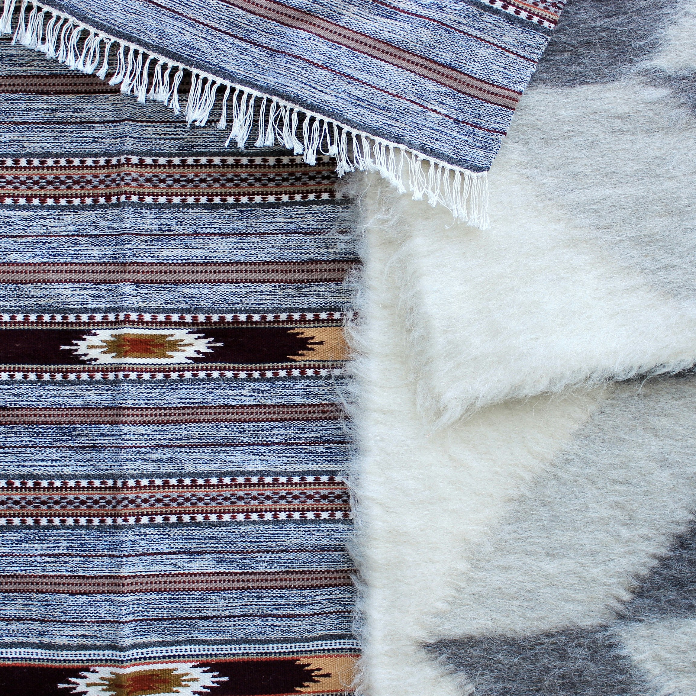 Schwarzer, blauer und brauner Teppich mit Tribal-Print