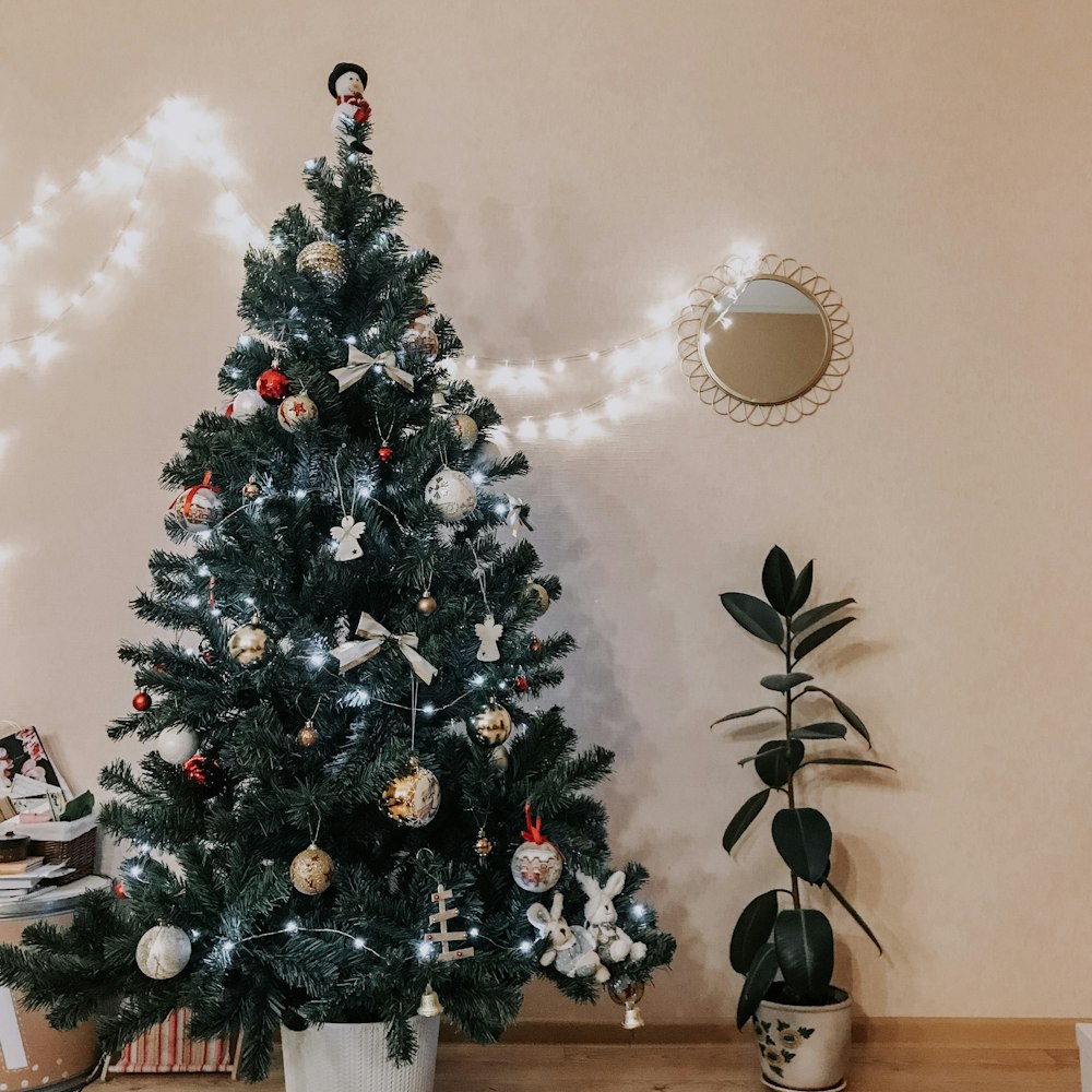 Árbol de Navidad verde con adornos