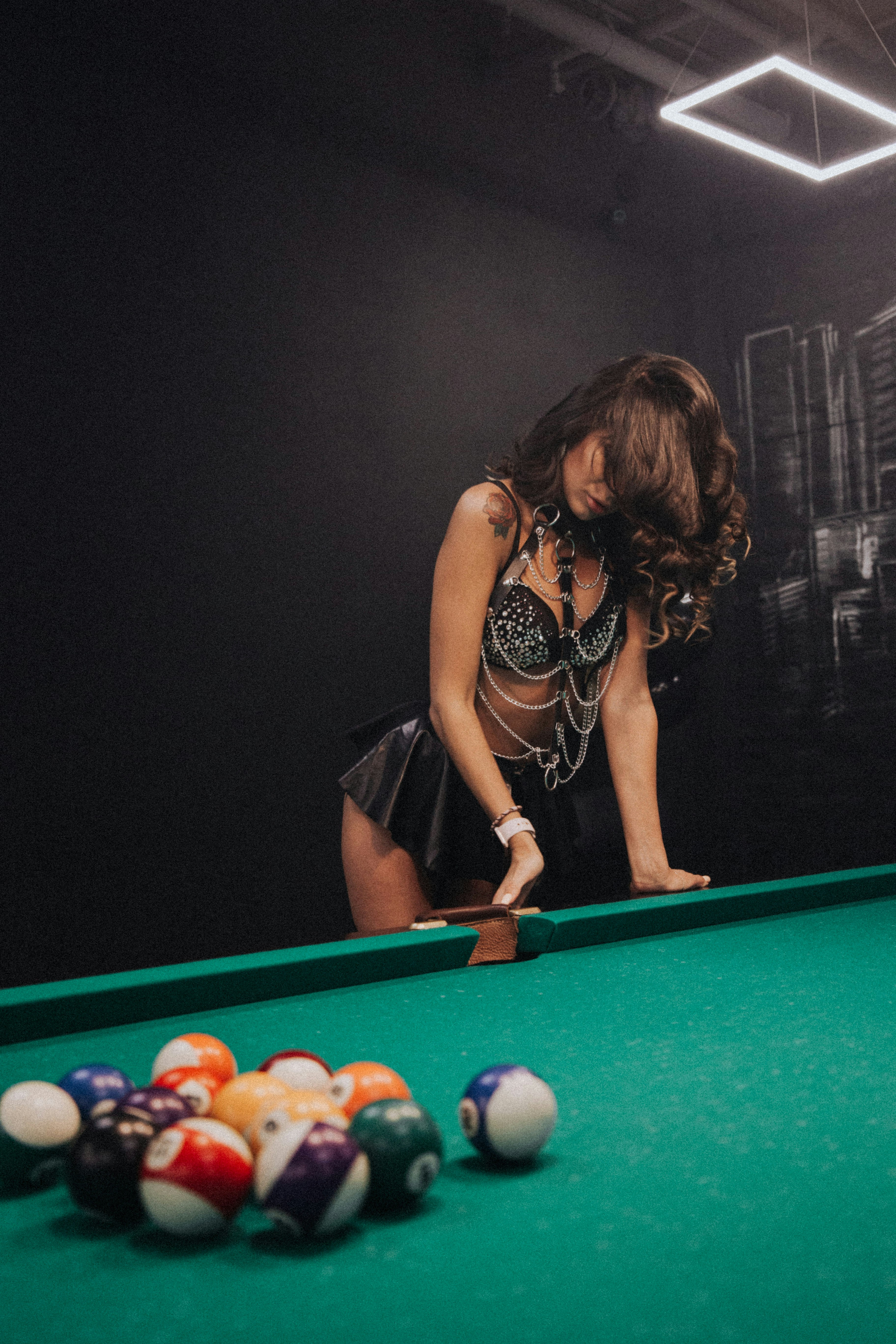femme debout à côté d’une table de billard