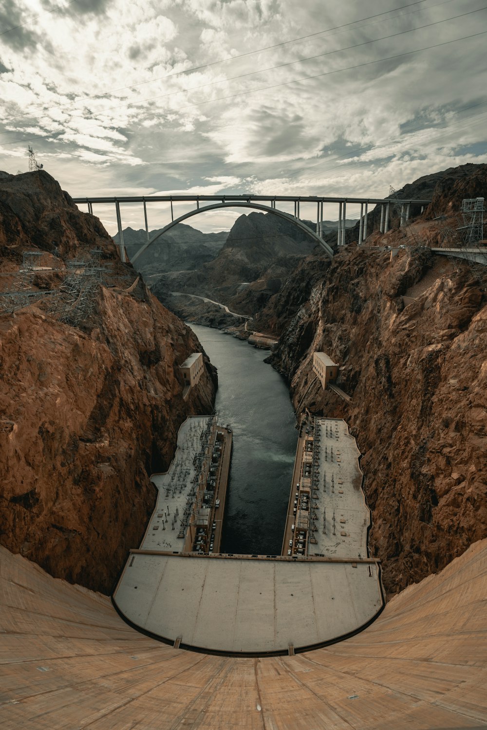 Agua bajo el puente