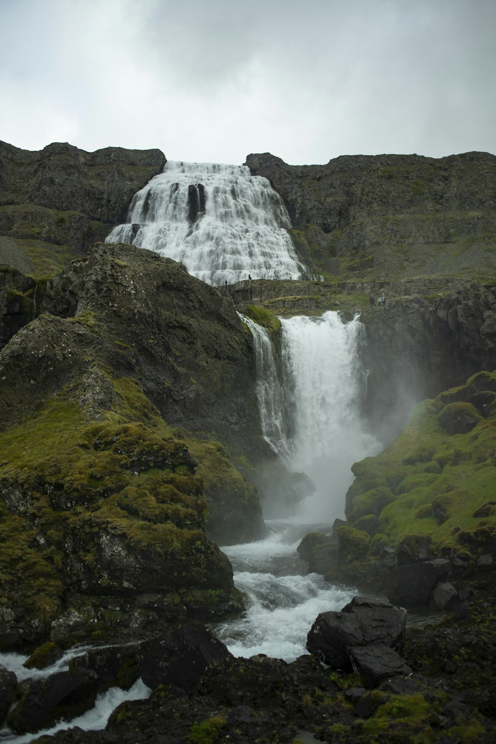 Cascada de Dynjandi en Islandia bajo el cielo blanco y gris