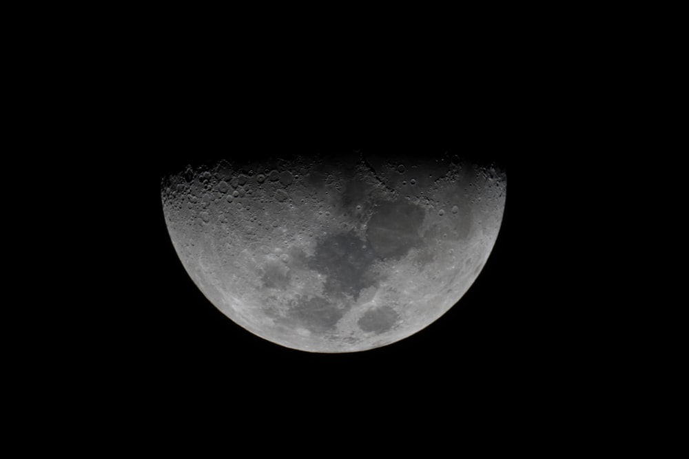 Photographie en niveaux de gris de la demi-lune
