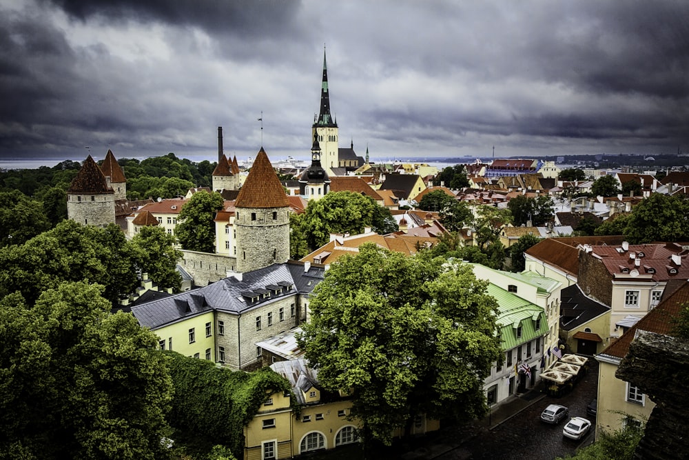 fotografia aerea delle case di Tallin in Estonia durante il giorno