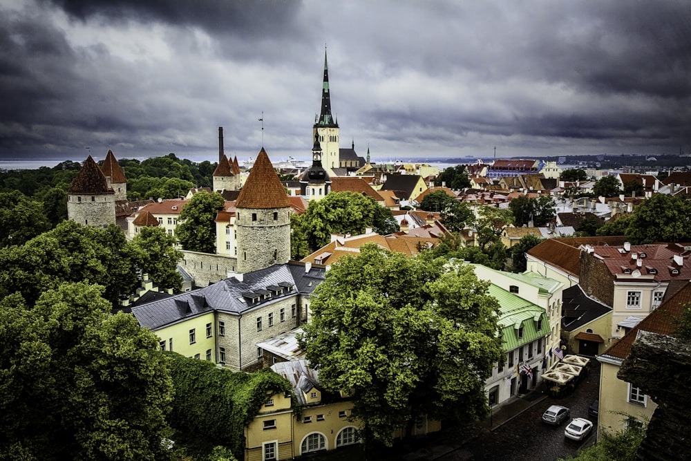 fotografía aérea de las casas de Tallin en Estonia durante el día