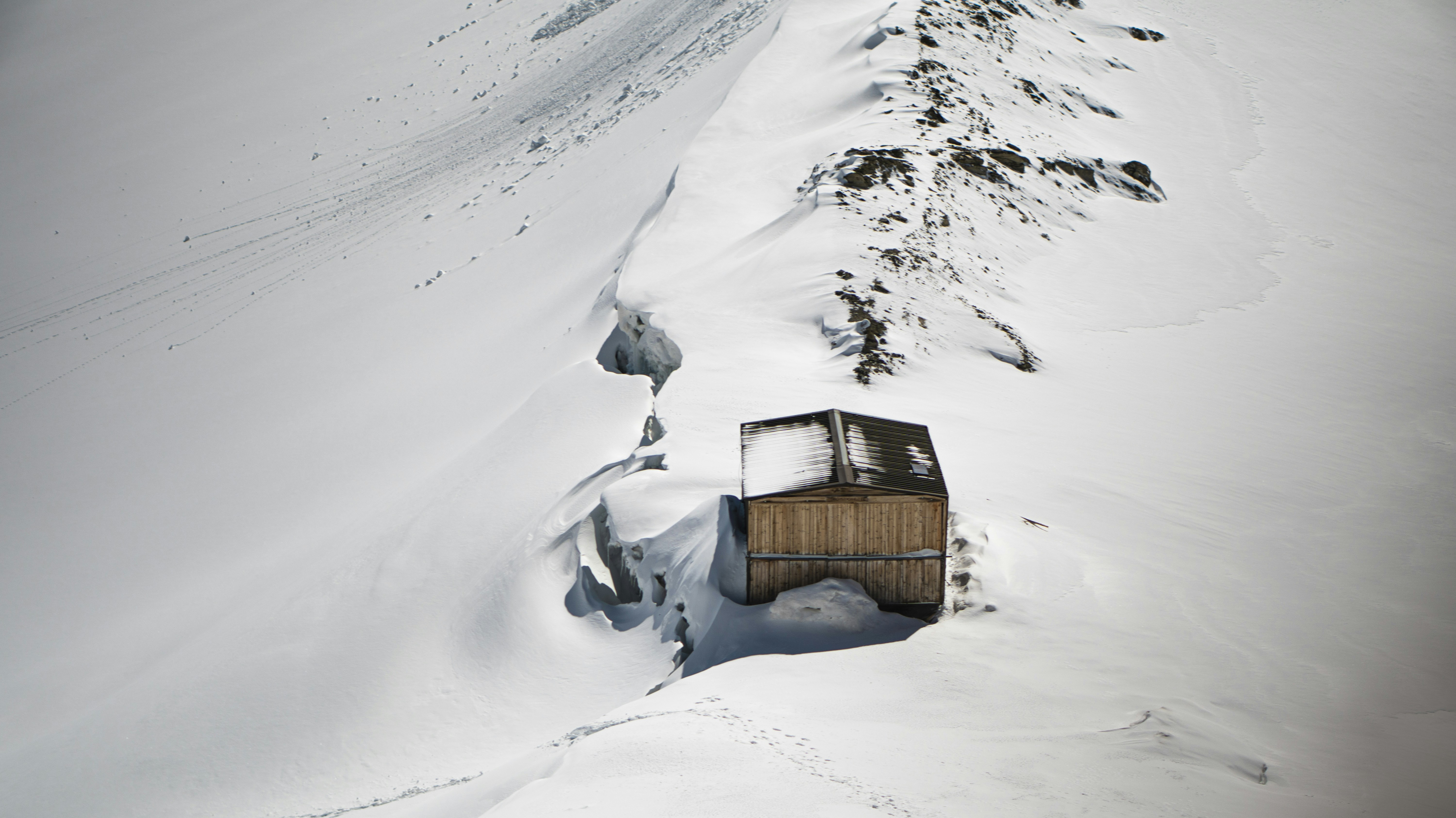 blog illustration, ilustrasi artikel Throttle Up Your Desktop: Epic Snowy Mountain Drift Car Wallpapers 5