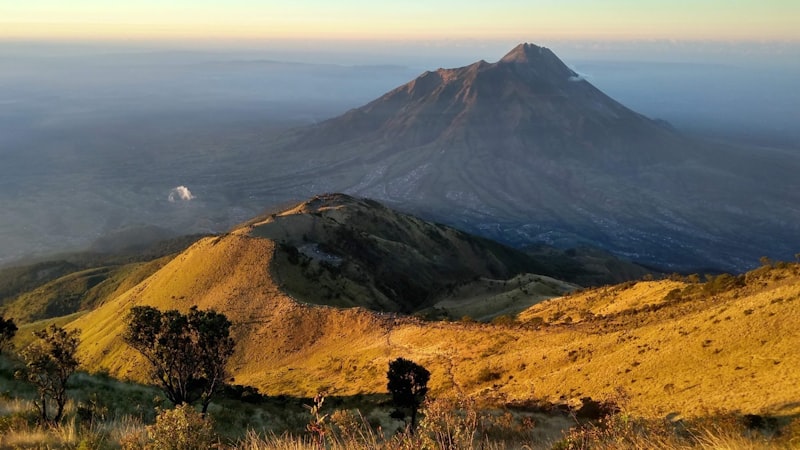 pendakian gunung Merbabu via Selo pemandangan sabana hijau