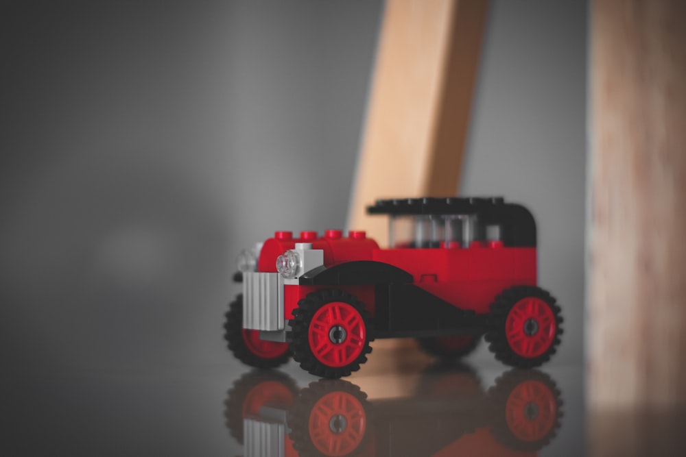 juguete de vehículo clásico de ladrillo rojo y negro
