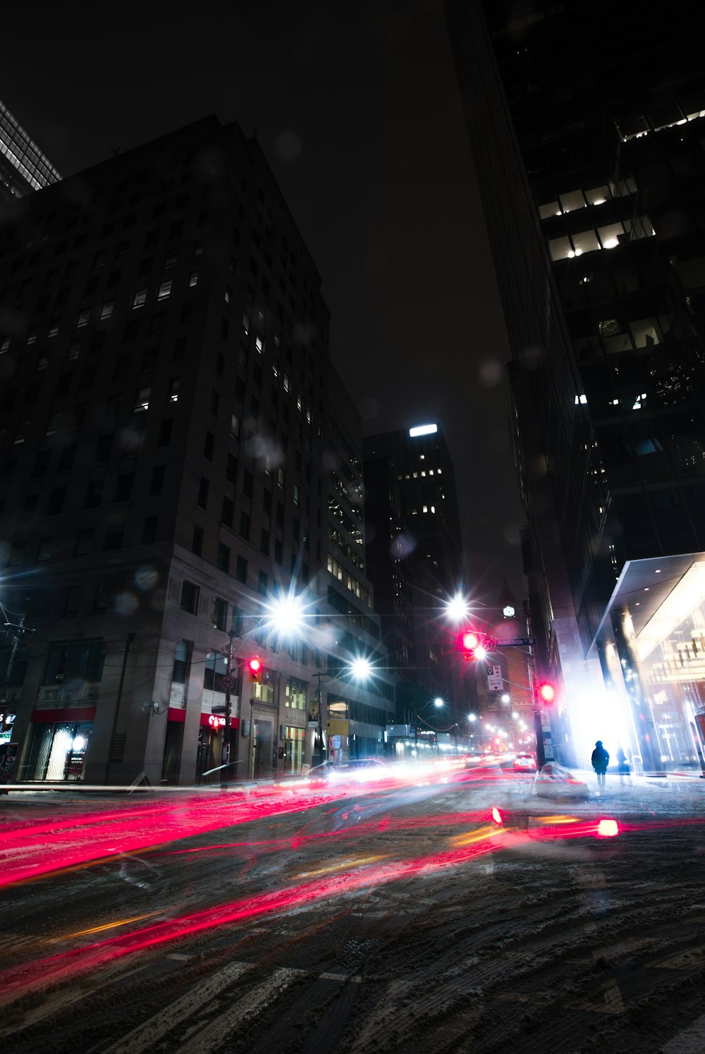 a city street filled with lots of traffic at night