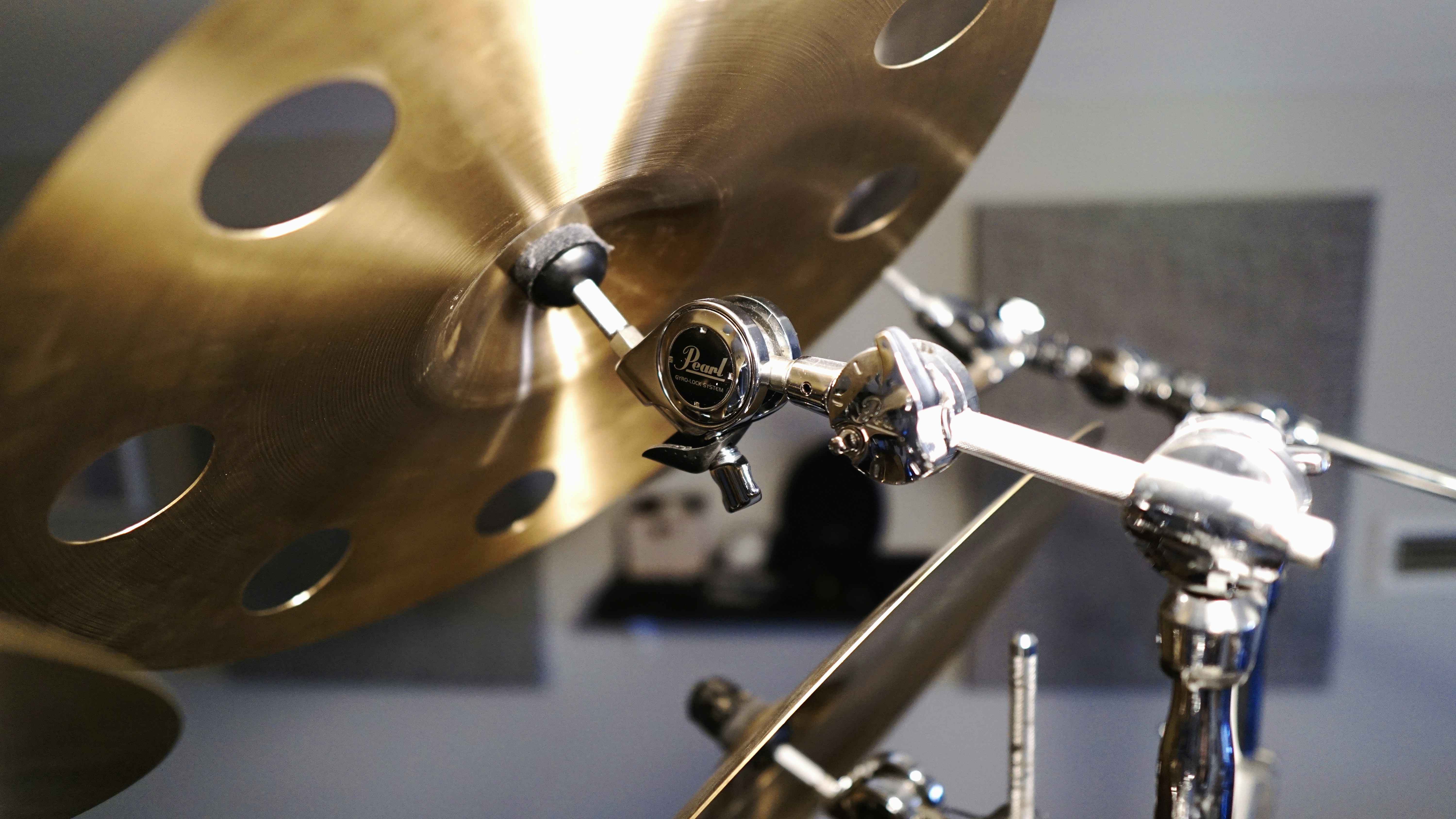 A close up of a musical instrument on a stand photo – Free Aluminium ...