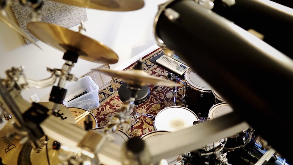 shallow focus photography of drum set