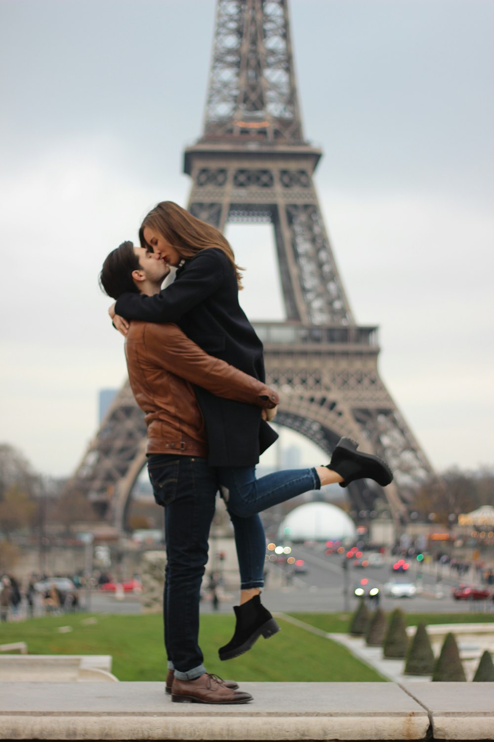 man and woman near Eiffel tower