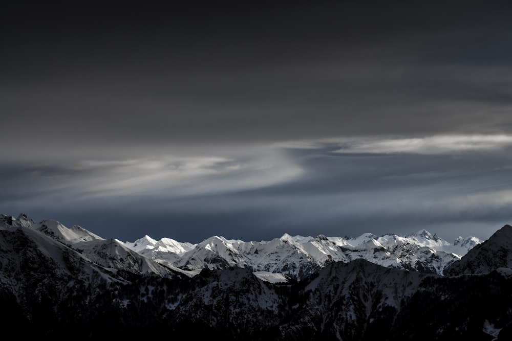 Una foto en blanco y negro de una cadena montañosa