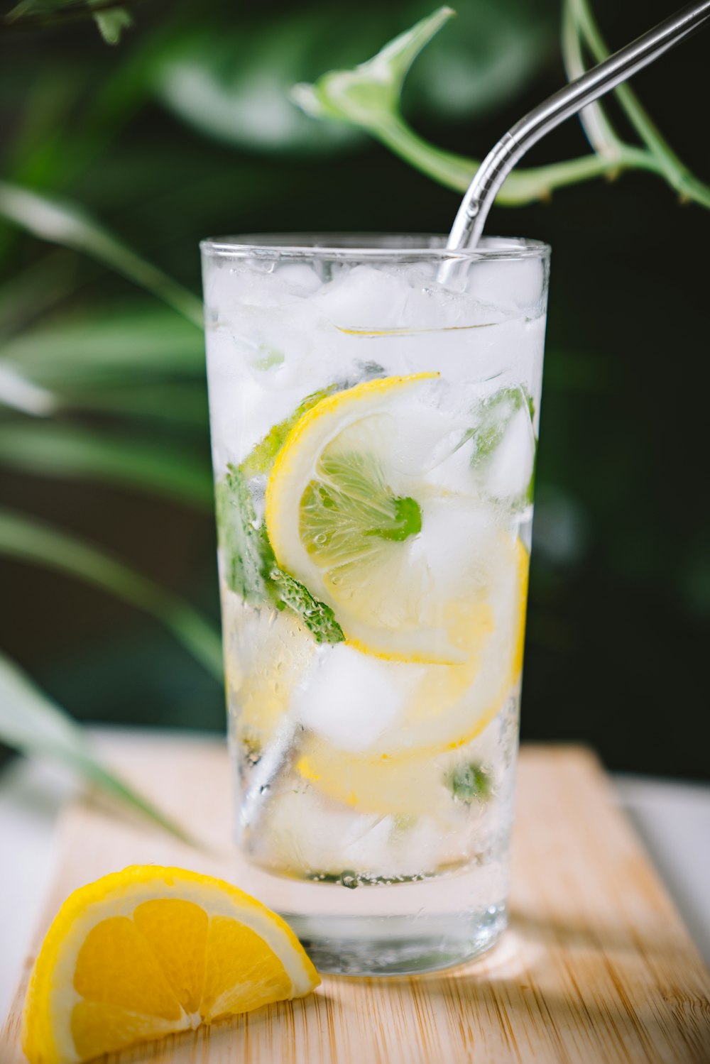 verre à boire transparent rempli de citron