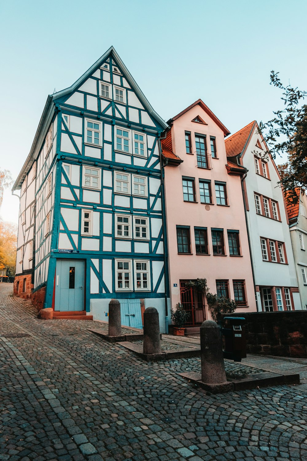 weiß und blau gestrichenes Haus