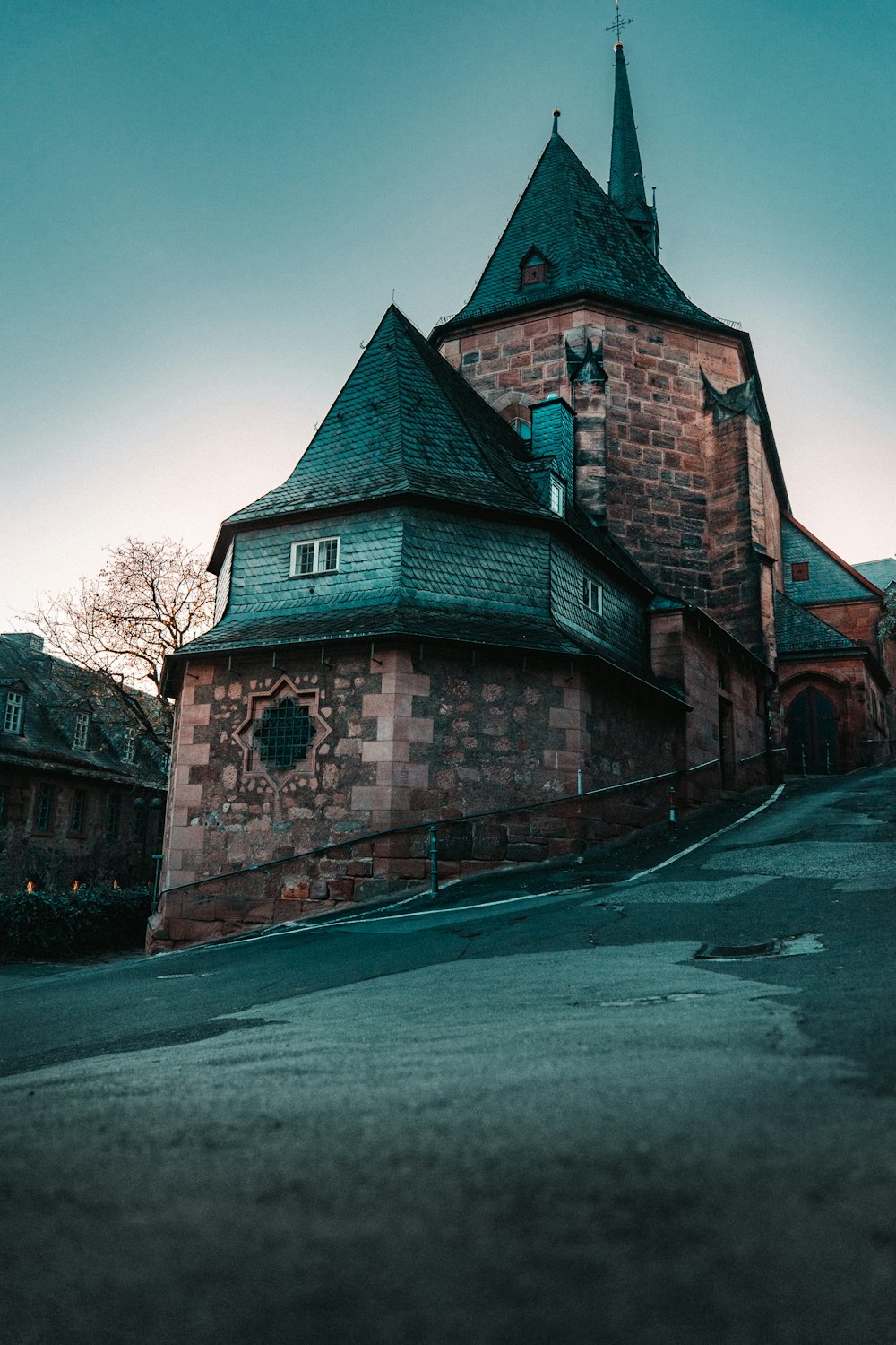 bâtiment en brique brune