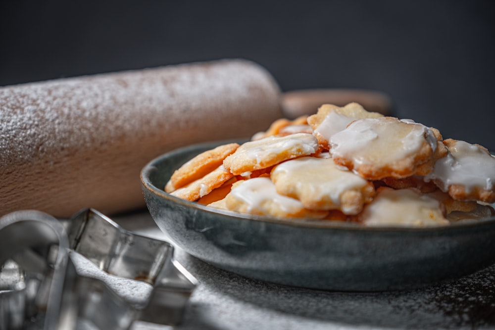 pasticcini su ciotola grigia