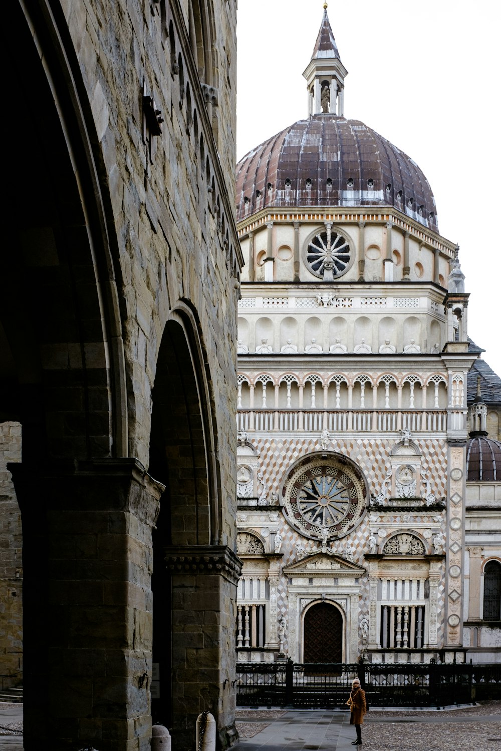 Braune und beige Moschee