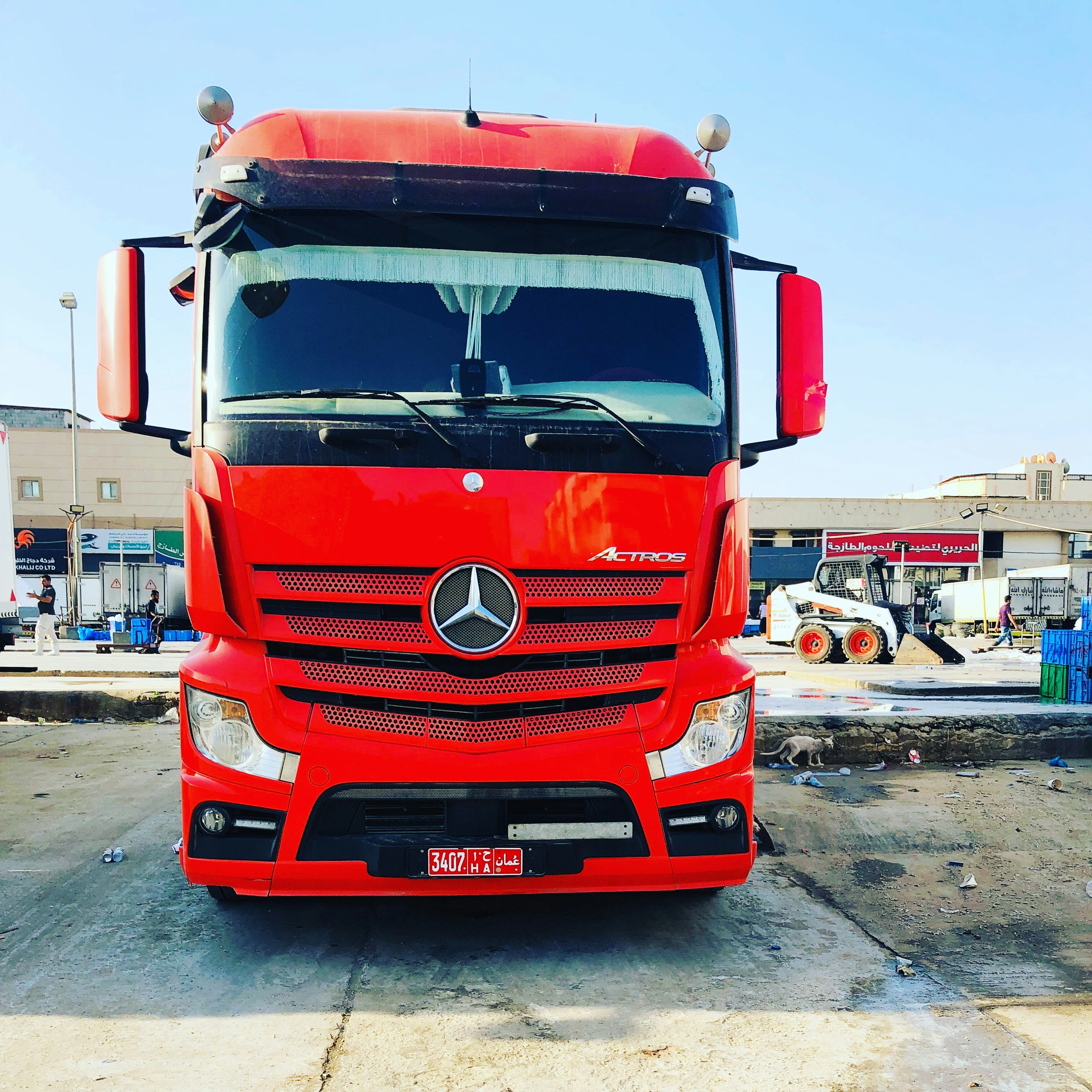Mercedes-Benz Actros Sattelzug auf der deutschen Autobahn in der Abenddämmerung