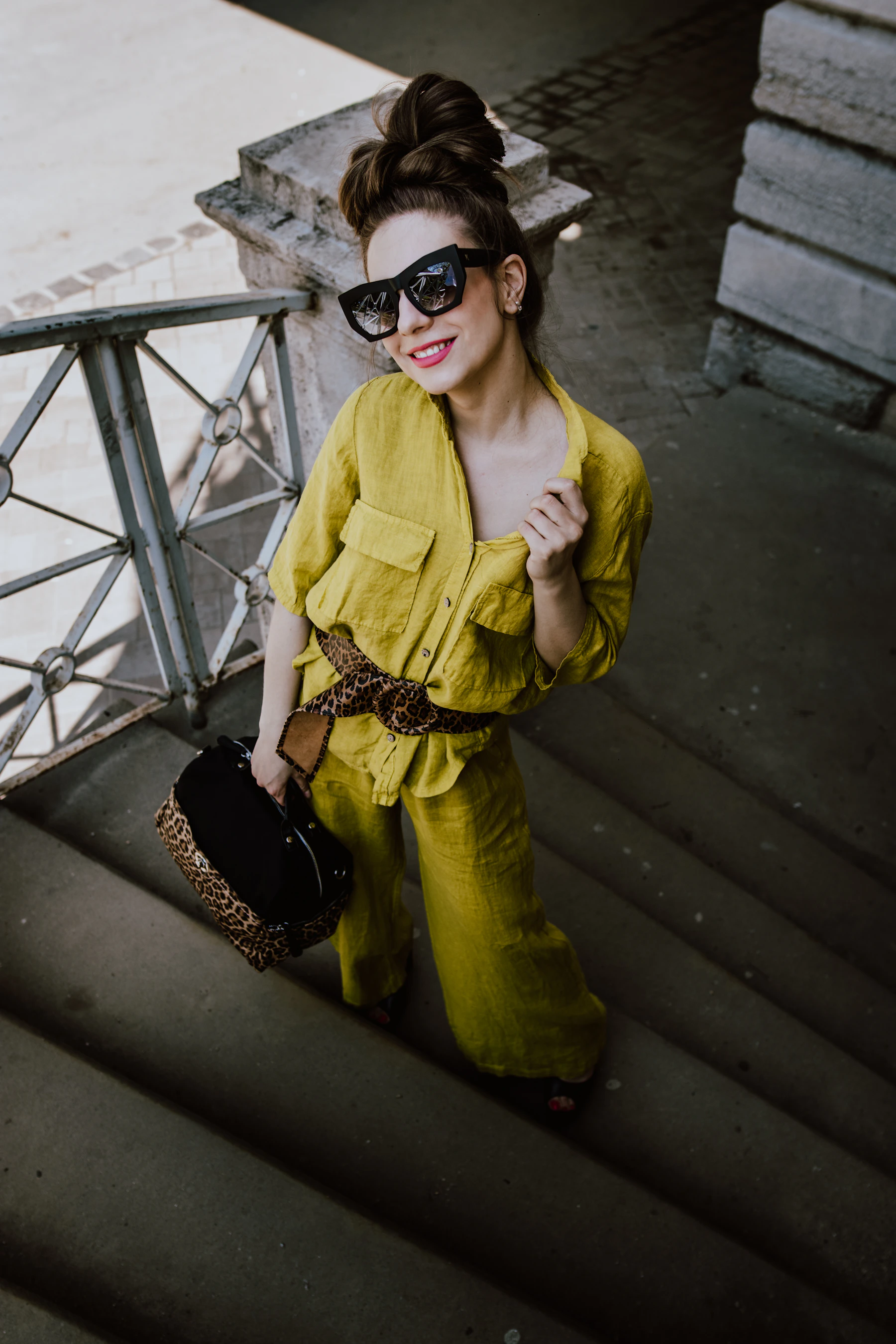 Modelo con conjunto amarillo de moda femenina
