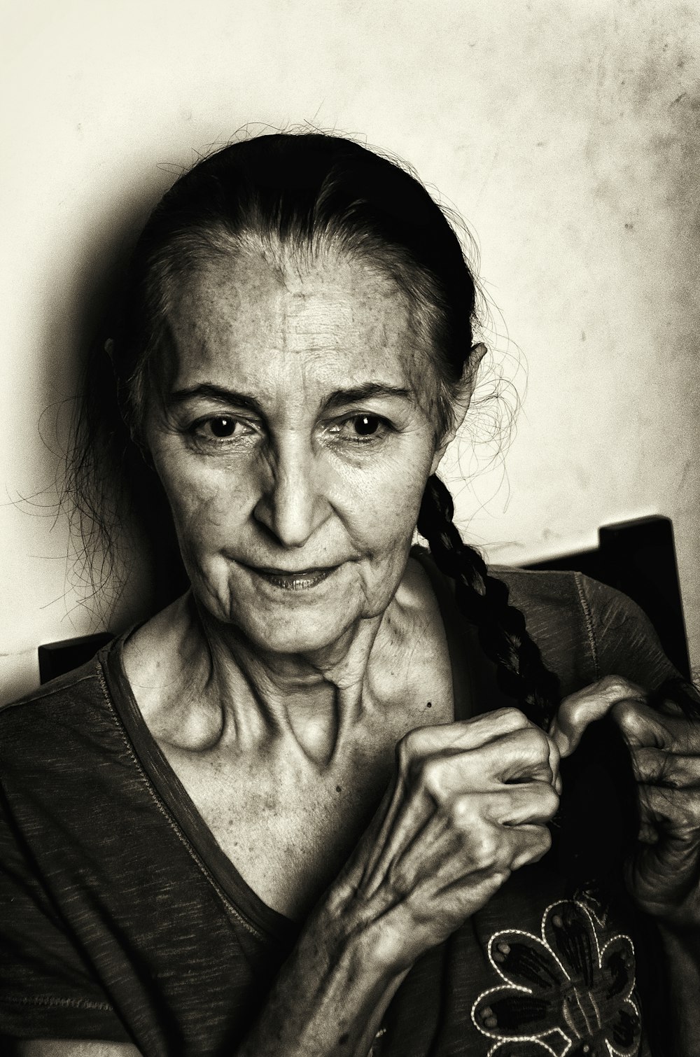 Foto en escala de grises de mujer con cabello trenzado