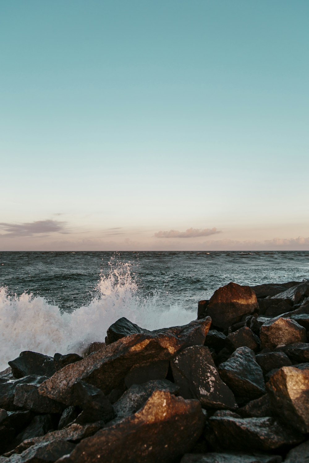 ocean wave splashing on rock during daytime