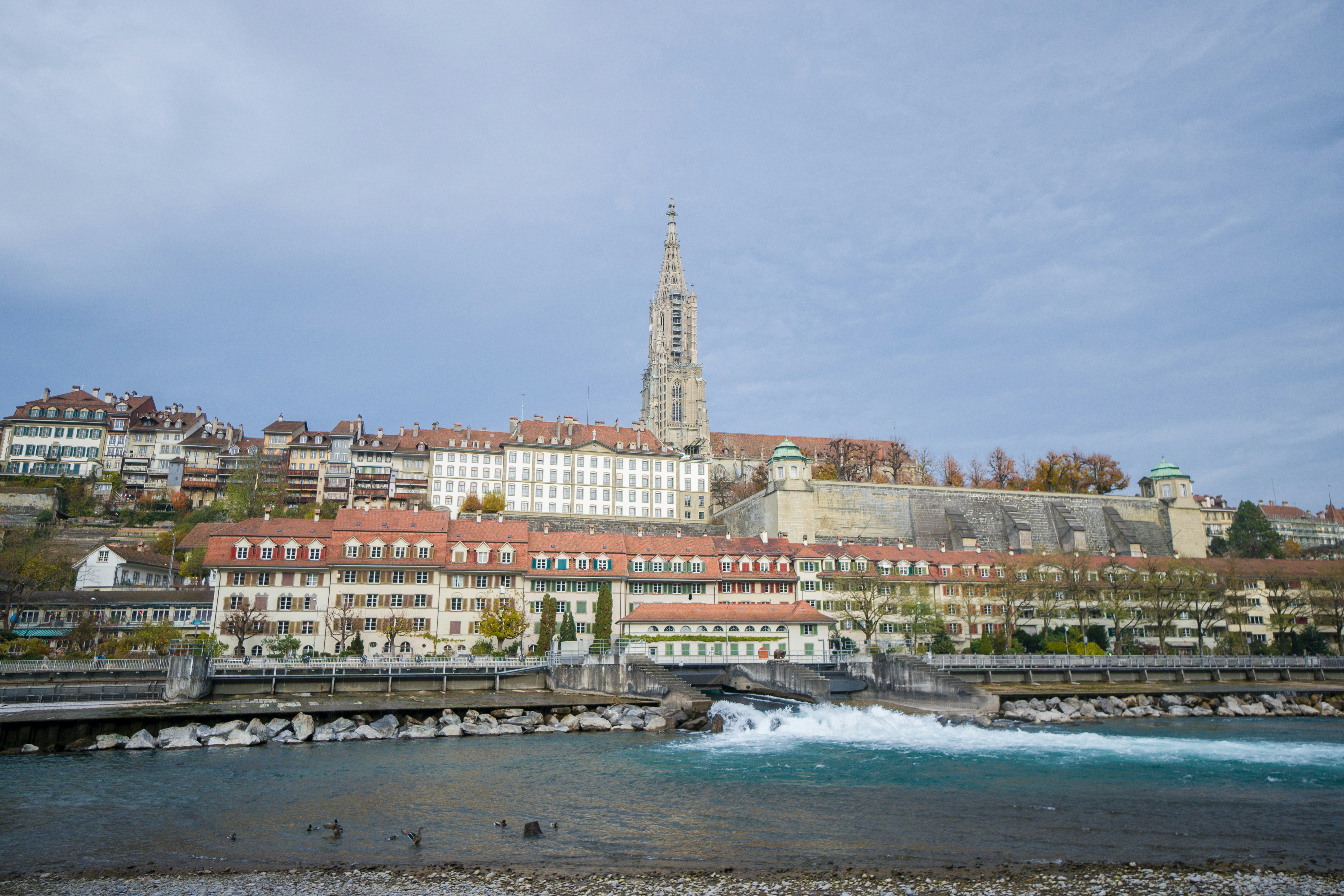 Edificio de hormigón blanco