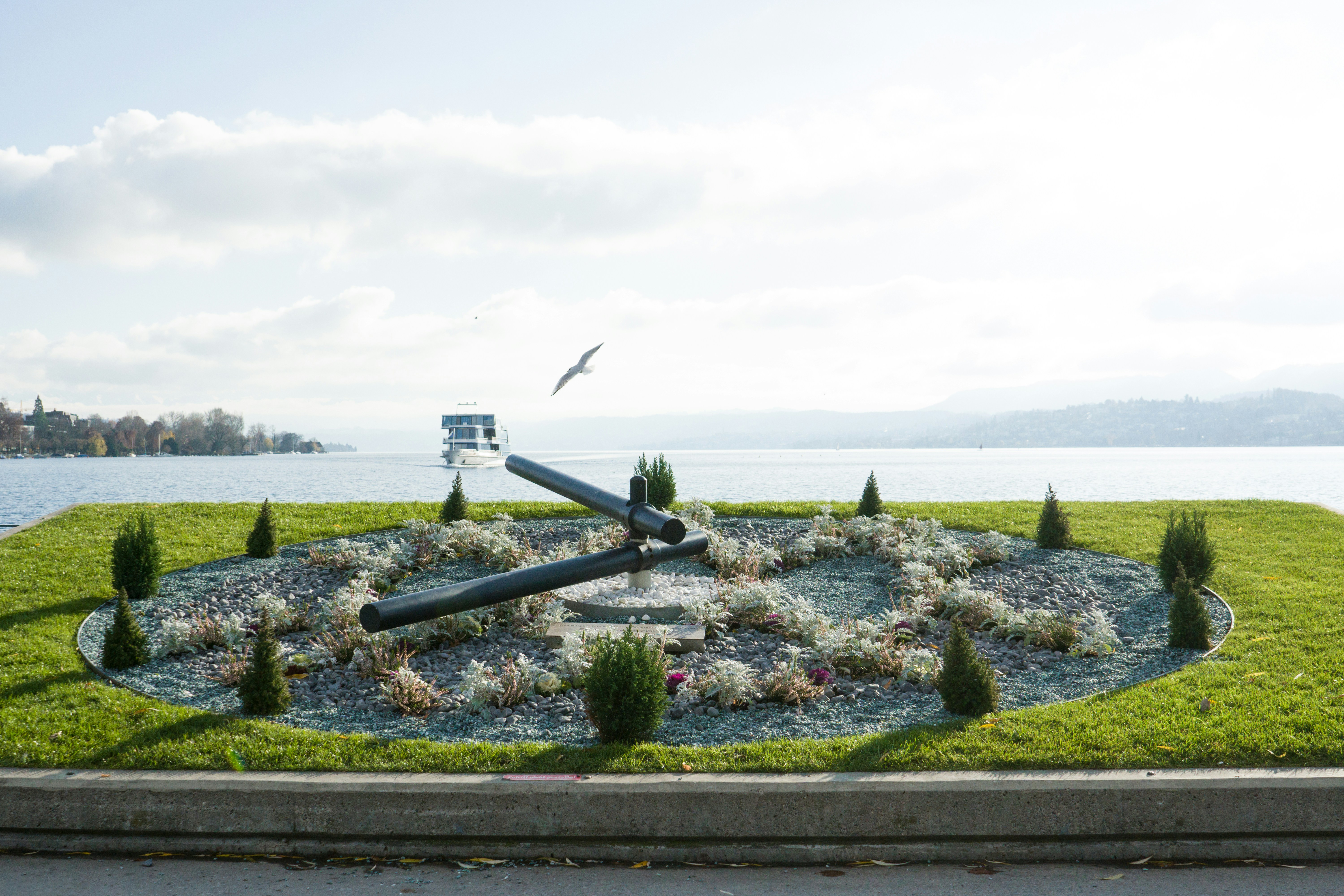 Reloj analógico redondo durante el día