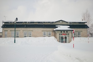 Snow-covered condo entrance freshly cleared by Ridgecrown Cleaning’s seasonal snow removal team.