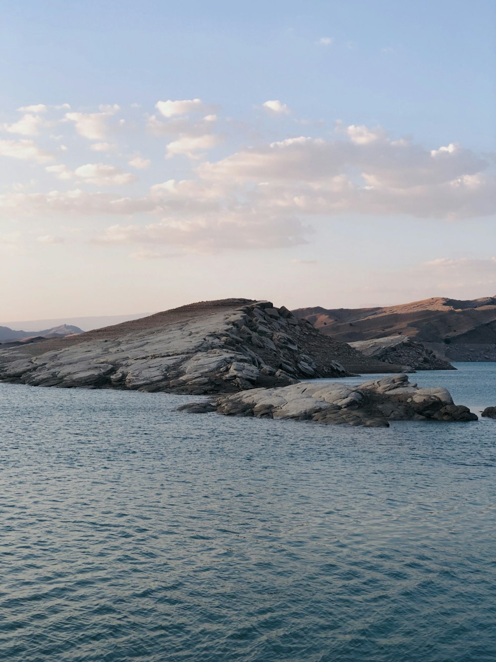 montagnes près d’un plan d’eau pendant la journée