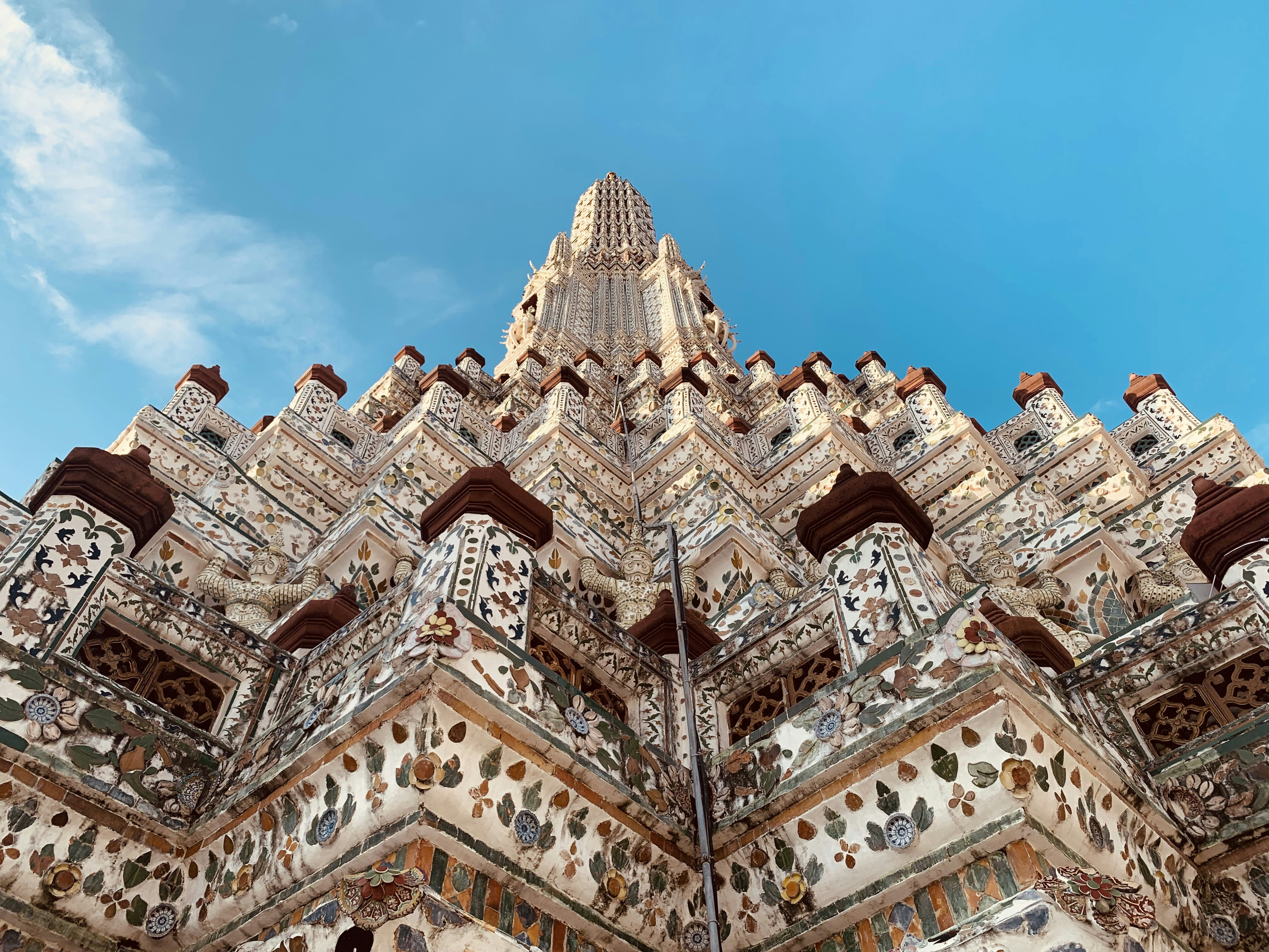 Edificio de hormigón marrón durante el día.