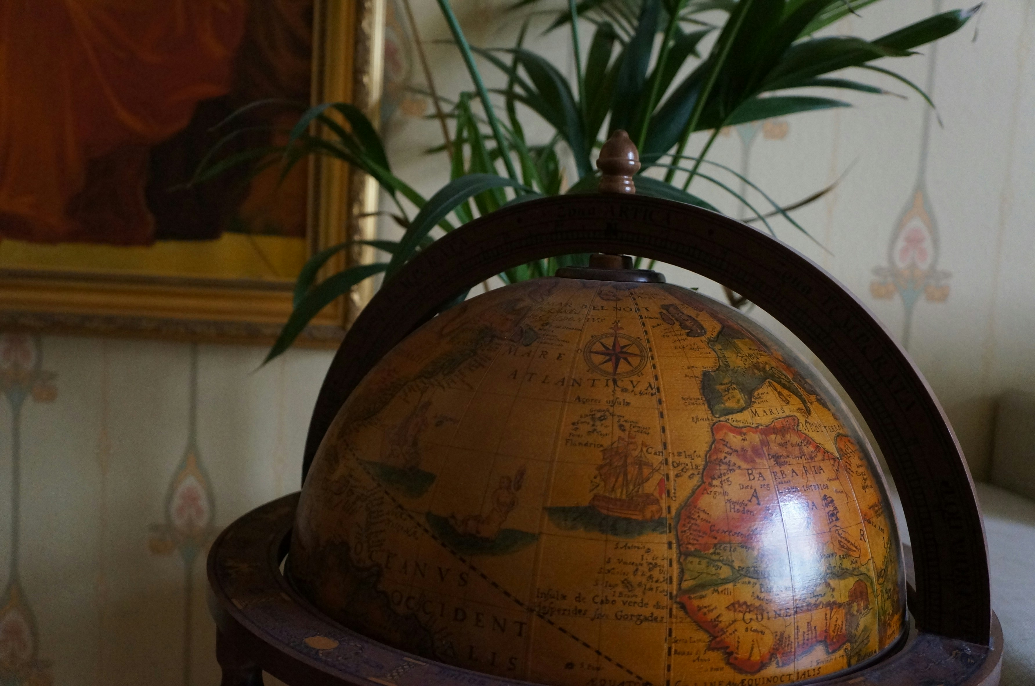 brown-desk-globe-photo-free-brown-image-on-unsplash